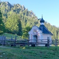 Kapelle mit Sonnenberggrat im Hintergrund