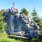 Ruhebank des Stammtisches des August-Schuster-Hauses mit Gipfelkreuz