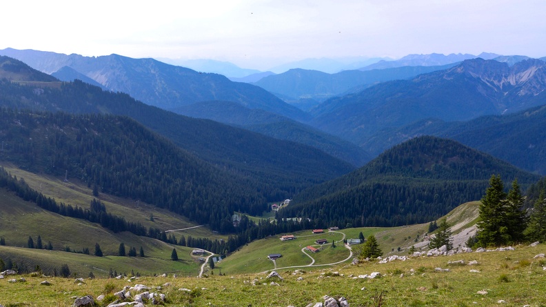 Blick vom Abstiegsweg auf die Schönfeldhütte